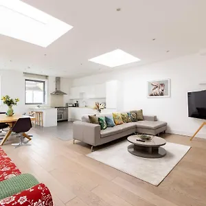 Wild Roses Serviced - Borough Apartment London